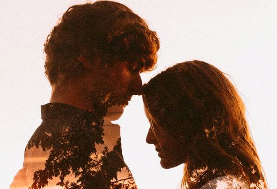 siluet çift birbirine sarılıyor