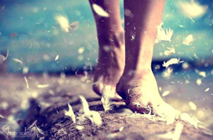 çıplak ayakla tüylerde yürümek