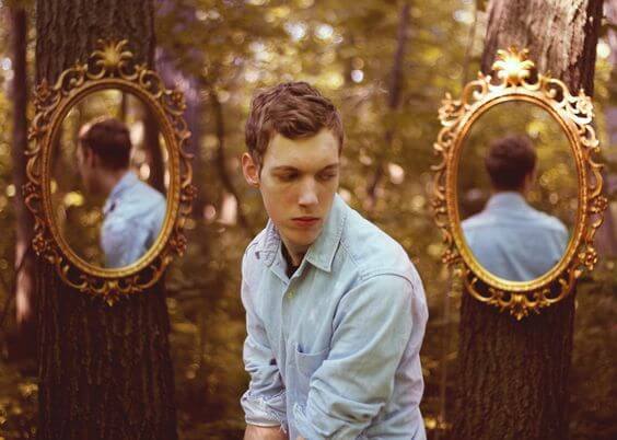 aynalara sırtını dönmüş adam