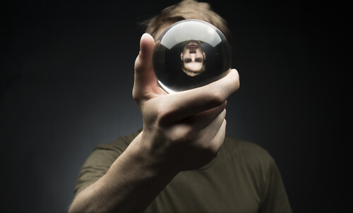 elinde kristal küre tutan adam