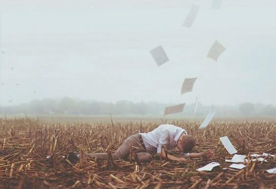 yerde yatan adam ve uçuşan kağıtlar