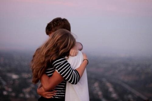 birbirine sarılan aşık çift