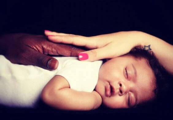 bebeği destekleyen anne baba