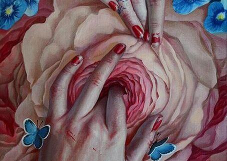 çiçeğe parmağını sokan kadın