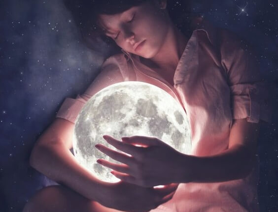 ay ile uyuyan çocuk