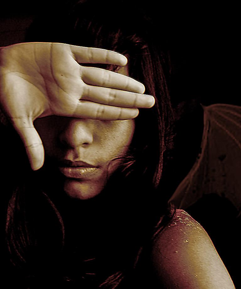 gözlerini kapayan kadın