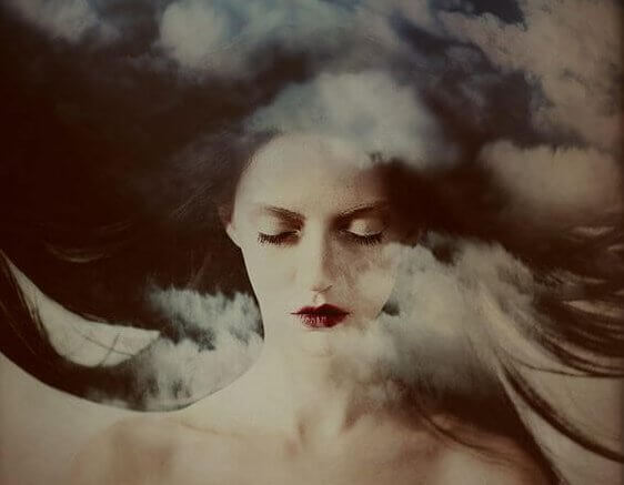 kadın dalgalar ve bulutlar arasında yatıyor