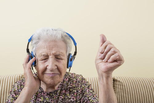 müzik ve mutlu büyükanne