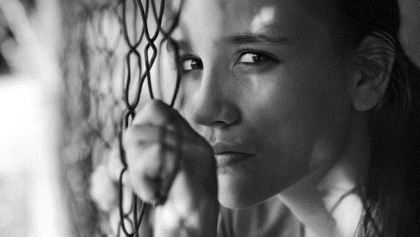 tellere yaslanan kadın