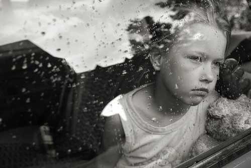 yağmuru izleyen çocuk