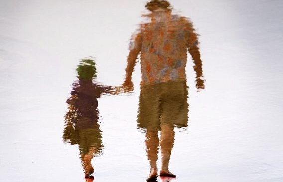 elele yürüyen baba çocuk