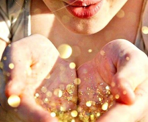 simleri üfleyen kız