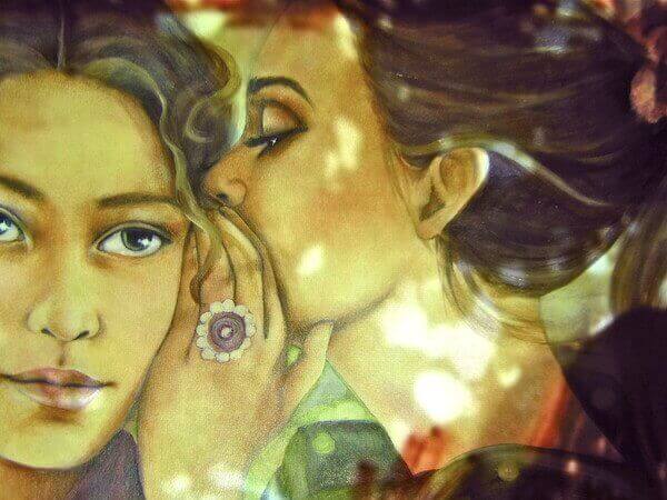 fısıldaşan iki kadın