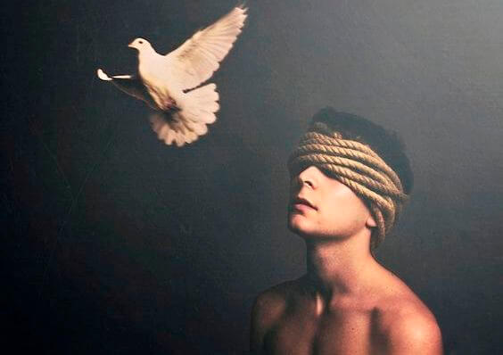 kuş ve gözleri bağlı adam