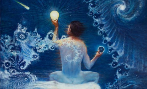 ışık tutan mavili adam