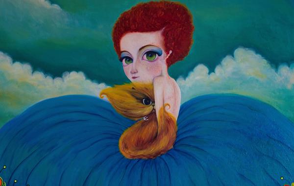 kadın ve kedisi gıybetli bakıyor