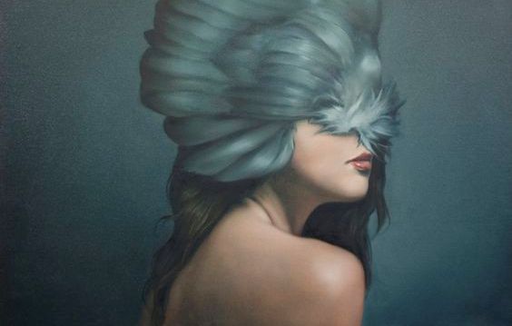 mavi saçı ile yüzünü kapatan kadın