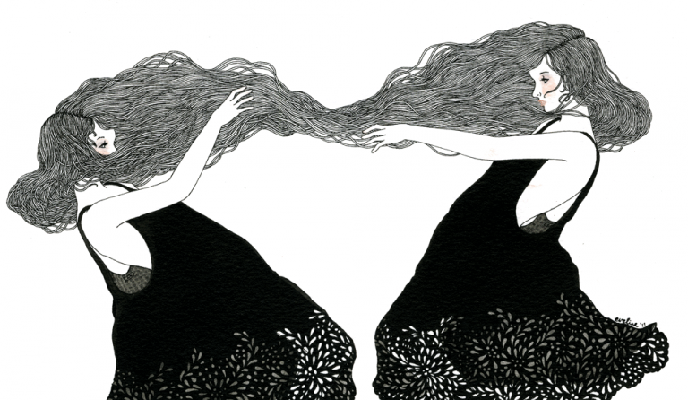 kadınların saçları birbirlerine bağlı