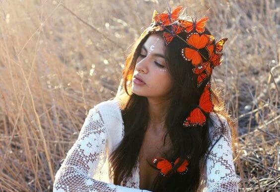 kelebek saçlı kız