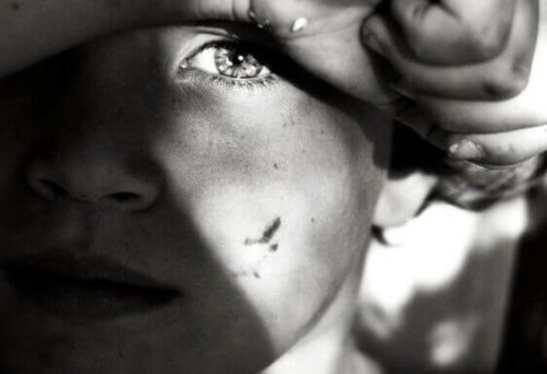 kormuş gözü yaşlı çocuk