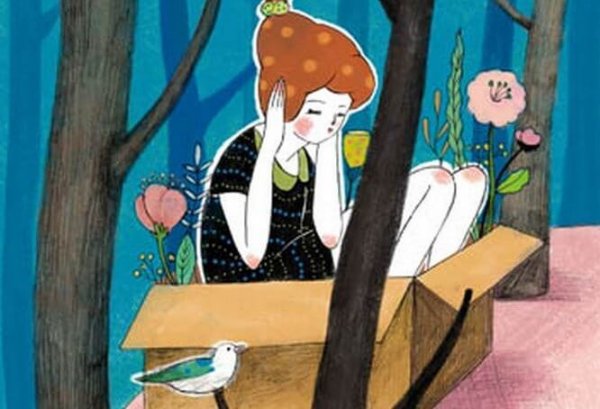 ağaç altında kutuda oturan kadın