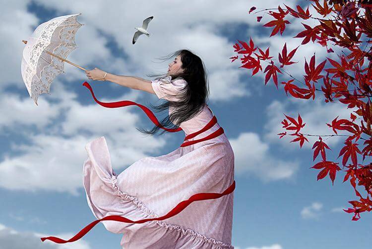 rüzgarda şemsiyesi uçan kadın