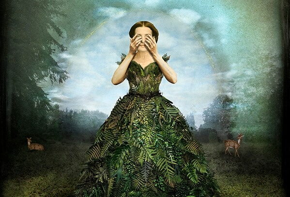 yaprak kadın elleriyle yüzünü kapıyor