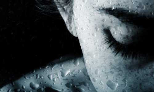 ağlayan kadın ve yağmur