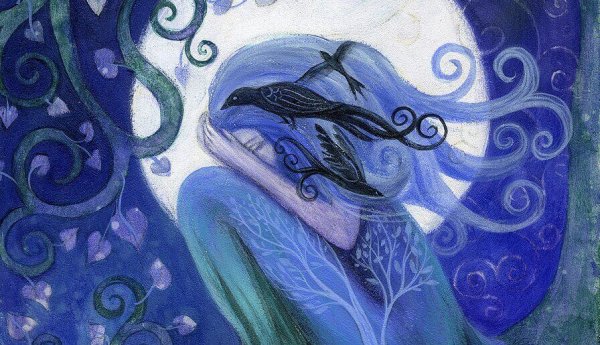 mavi saçlı kadın ve kargalar