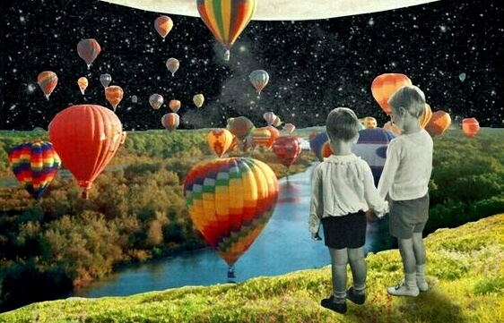 hava balonlarını izleyen iki çocuk