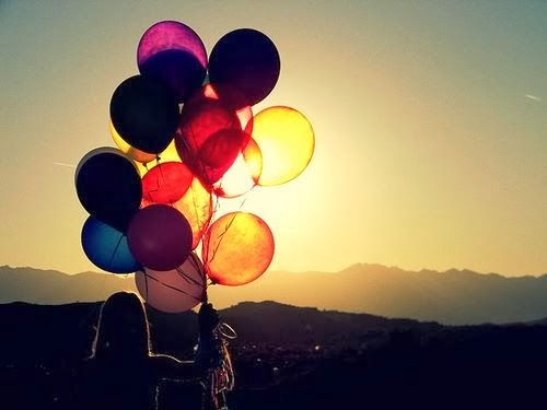 gün batımında uçan balonlar