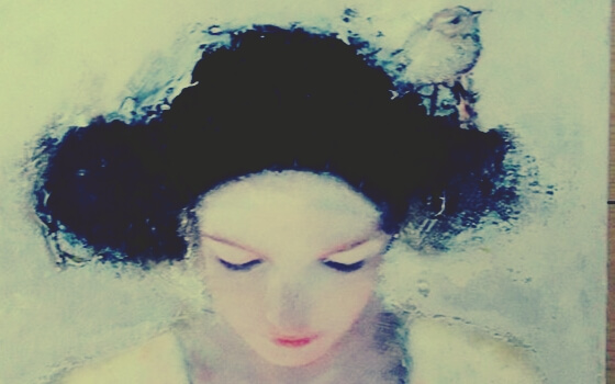 siyah saçlı kadın