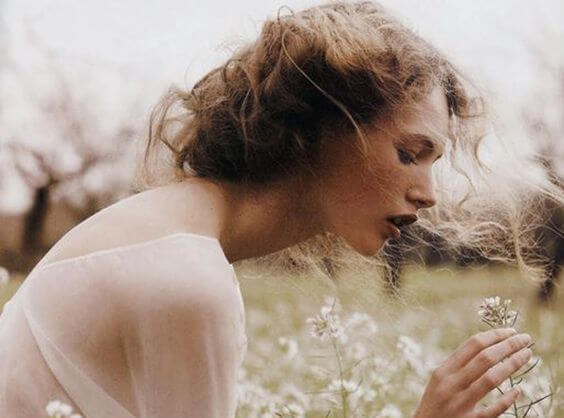 beyaz çiçek ve kadın