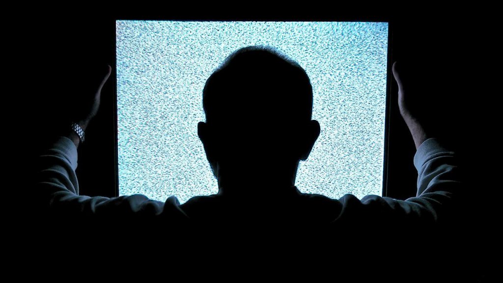 boş ekrana bakan adam