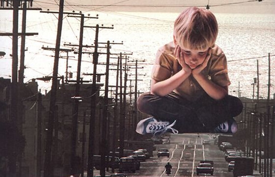 mutsuz ve sıkılmış çocuk yola bakıyor