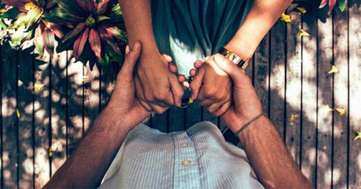 el ele tutuşan çift