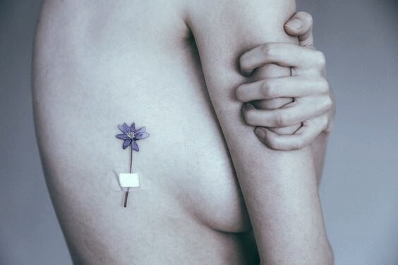 çıplak kadının bedeninde çiçek var