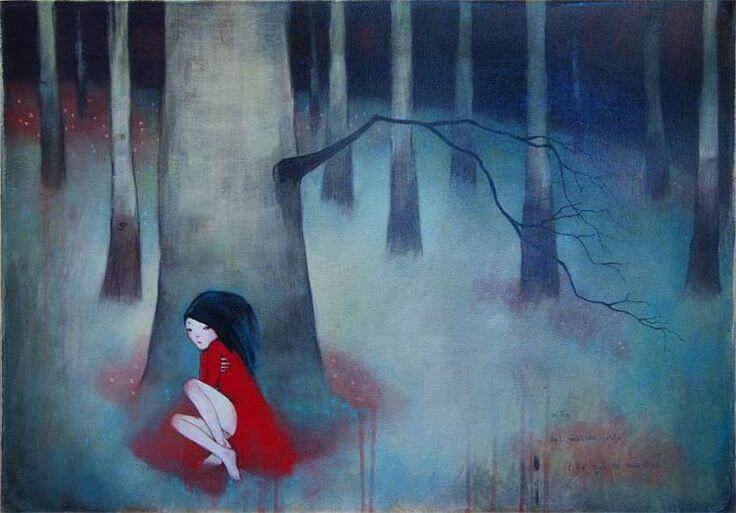 kırmızı elbiseli kadın ormanda yalnız