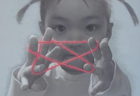 küçük kız ip parmaklarına geçiriyor