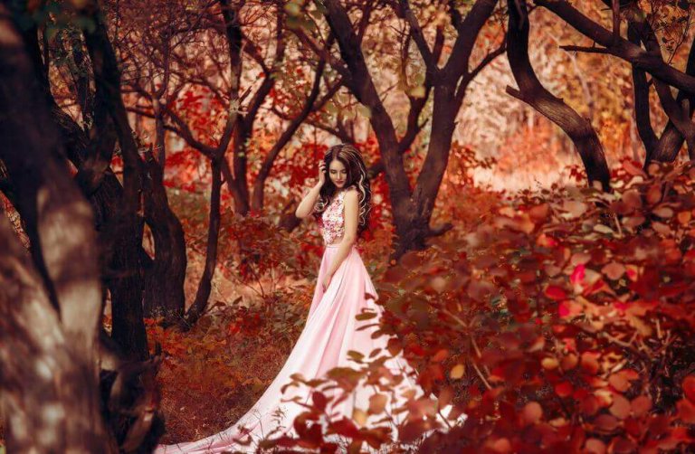 kırmızı ormandaki kadın
