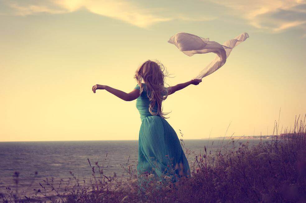 özgürce dolaşan kadın