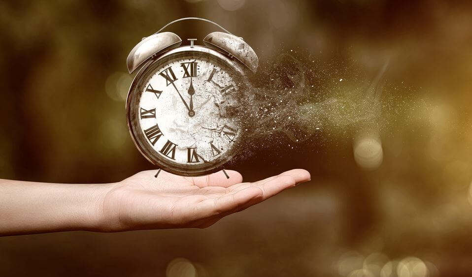 tozları rüzgara karışan saat