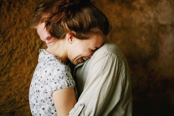 sarılarak gülenler