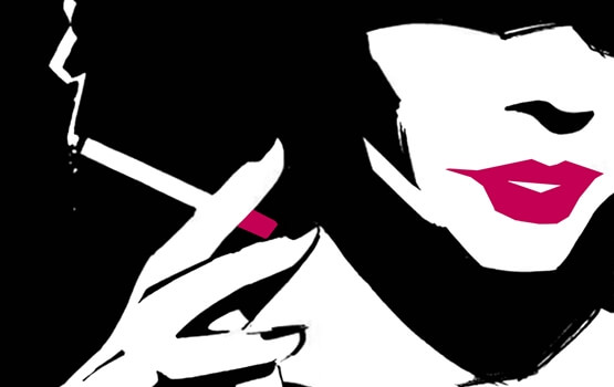 parmakları ile sigara tutan kadın