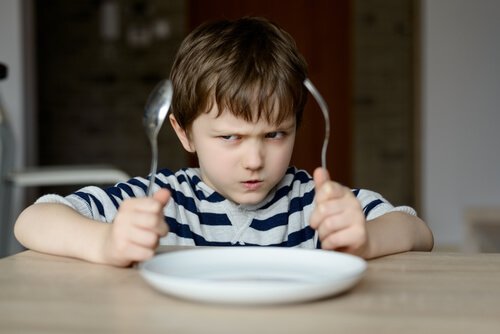 yemek yemeyen sinirli çocuk
