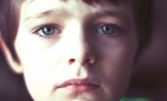 mavi gözlü üzgün çocuk