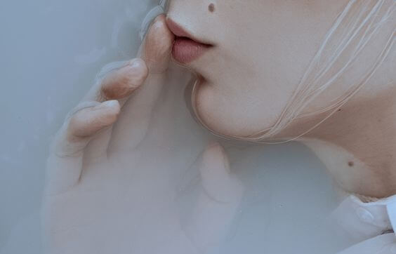 sus diyen el ve dudak