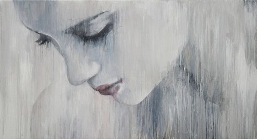 yağmurda duran üzgün kadın