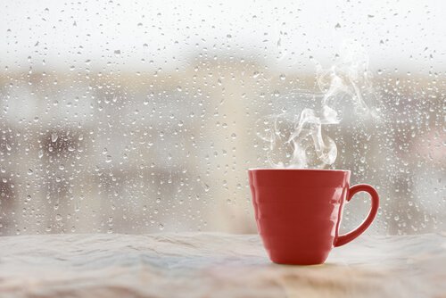 yağmurda pencere pervazında sıcak kupa