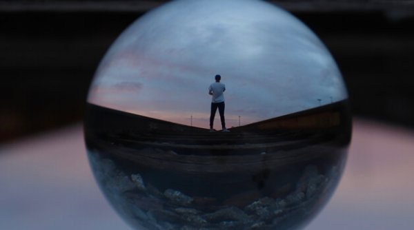 kürede yalnız adam